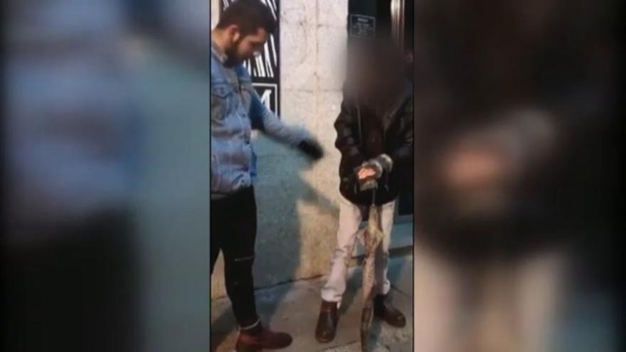 Un joven agrede brutalmente a un hombre y sube la grabación a la red