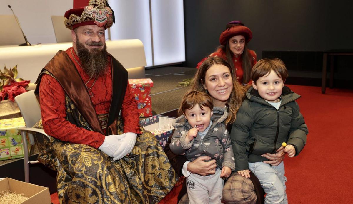 Jaime y Guillermo Peláez posan con sus piruletas junto a su madre, Mar Ruiz, al lado de Aliatar, con una paje real detrás. | I. C.