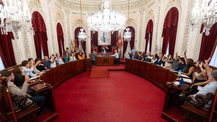 Cádiz aprueba acabar con los homenajes a Juan Carlos Aragón y el colegio se llamará Adela del Moral