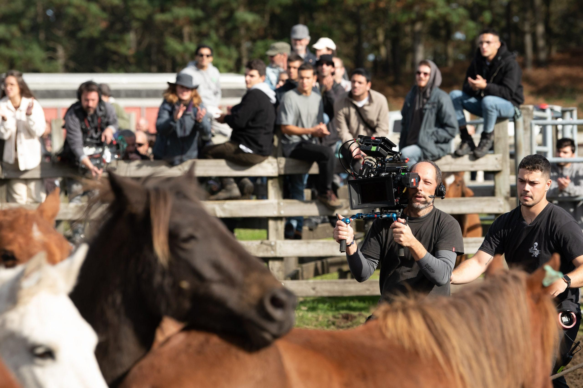 Portocabo y Movistar+ ruedan en Galicia la serie 'Rapa', protagonizada por Javier Cámara y Mónica López