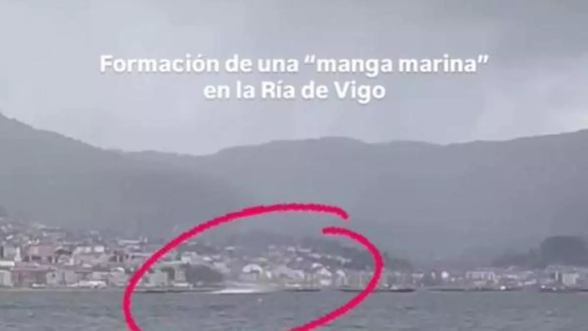 Una manga marina sorprende en la ría de Vigo