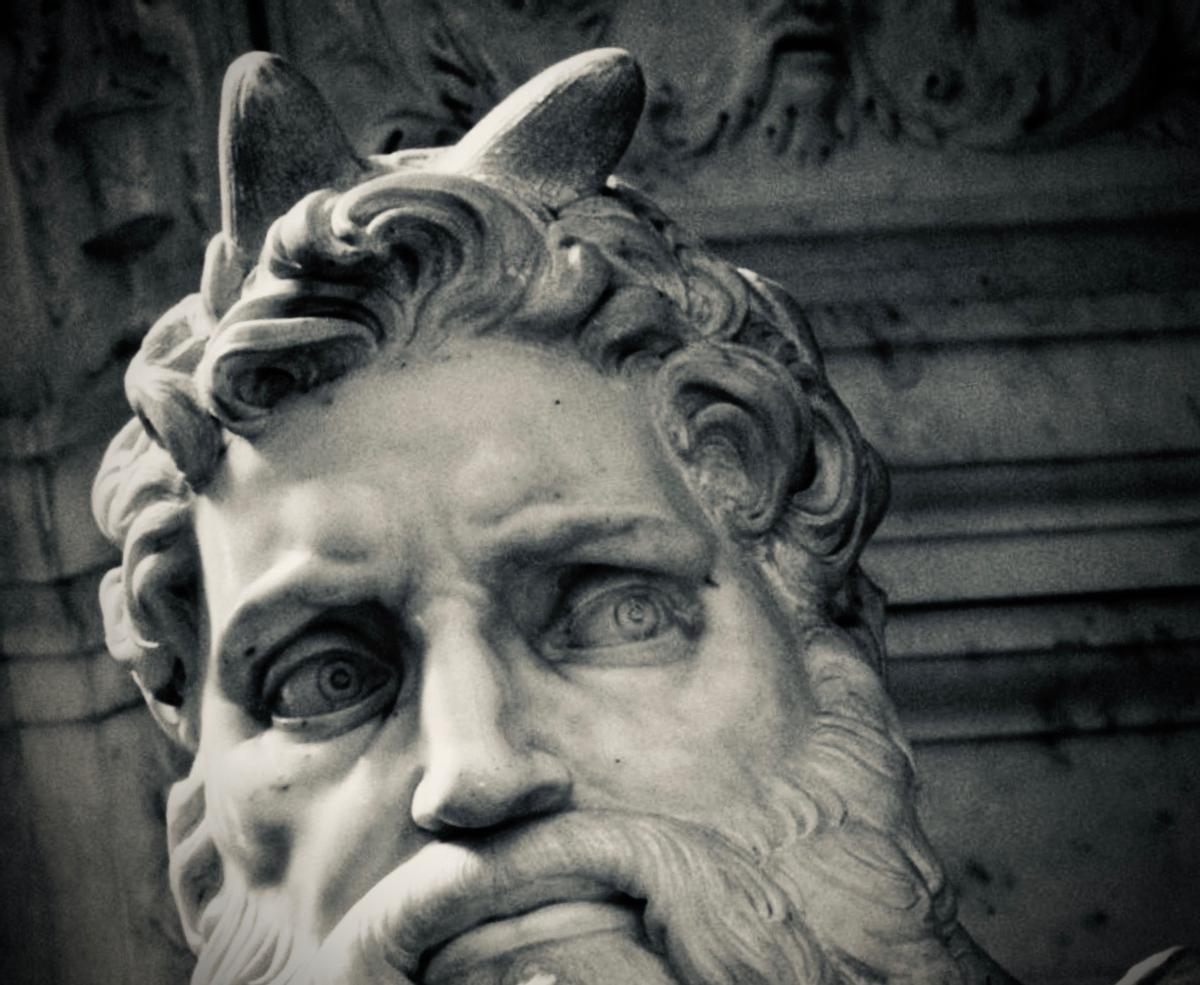 'Moisés', al que Miguel Ángel esculpió concuernos por un error de traducción.