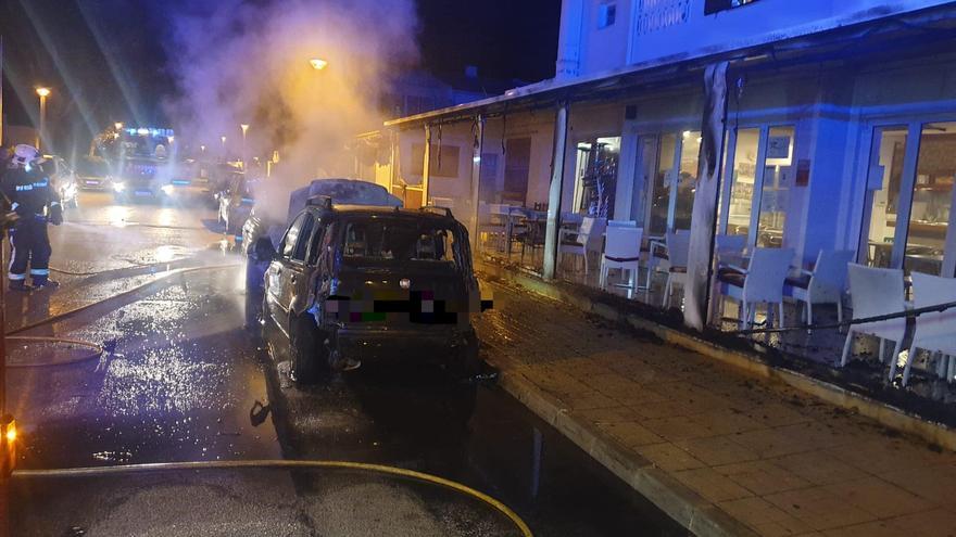 Un incendio destruye dos coches y la terraza de un restaurante en Alcúdia