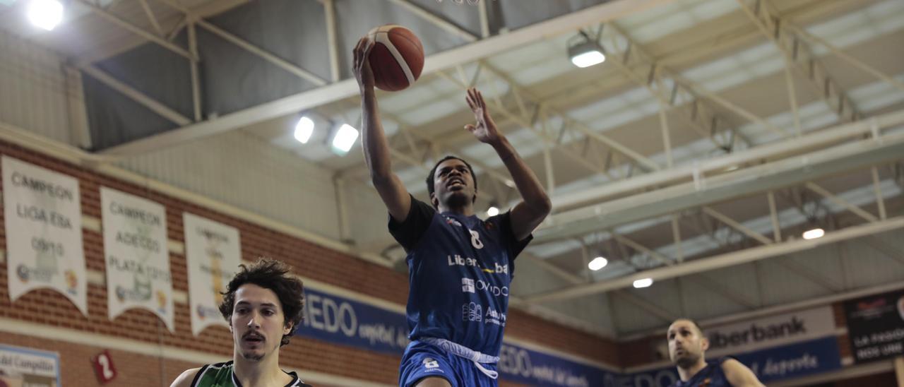 Oluyitan durante el partido del Oviedo Baloncesto ante el Cáceres