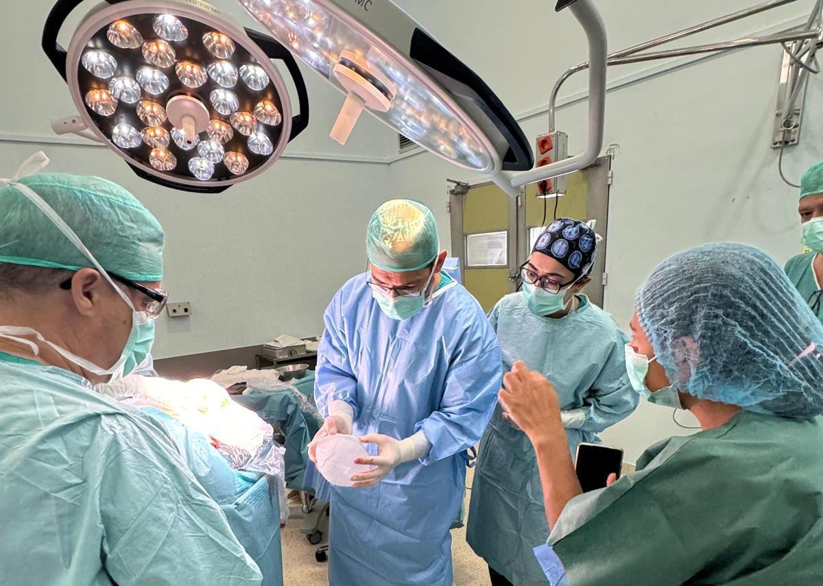 Un momento de la intervención a Aitana en el Hospital Materno Infantil de Málaga.
