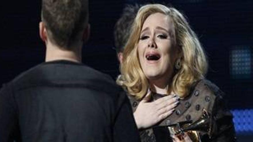 Adele arrasa en unos Grammy marcados por la muerte de Whitney Houston