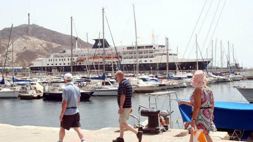 Pasajeros de un crucero en Cartagena, en una imagen de archivo .