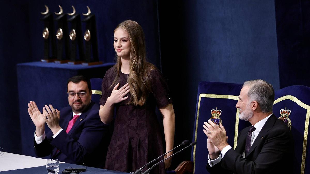 La Princesa agradece con la mano en el corazón el aplauso del Campoamor tras su discurso del viernes, entre su padre el Rey y el presidente asturiano, Adrián Barbón
