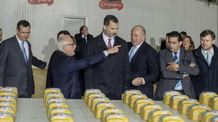 Felipe VI, en el centro, junto a Pedro Ballvé, durante la visita a la fábrica.