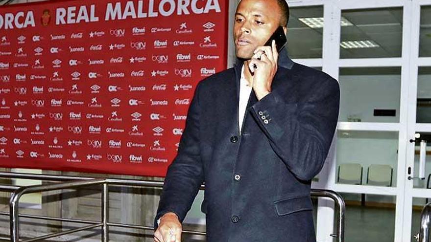 El consejero delegado, Maheta Molango, conversa por teléfono en el Iberostar Estadio.
