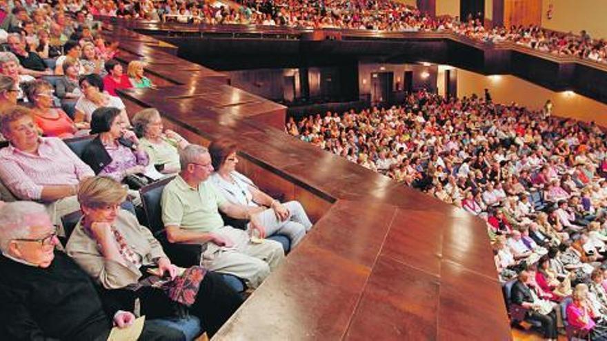 Asistentes al concierto de la OSPA y Oviedo Filarmonía, en el Auditorio. | luisma murias