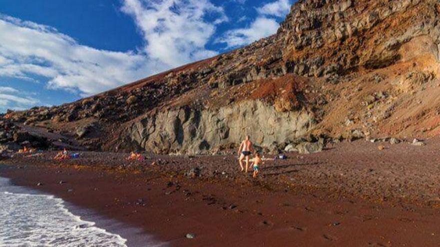 Así es la playa &quot;marciana&quot; que se encuentra en Canarias