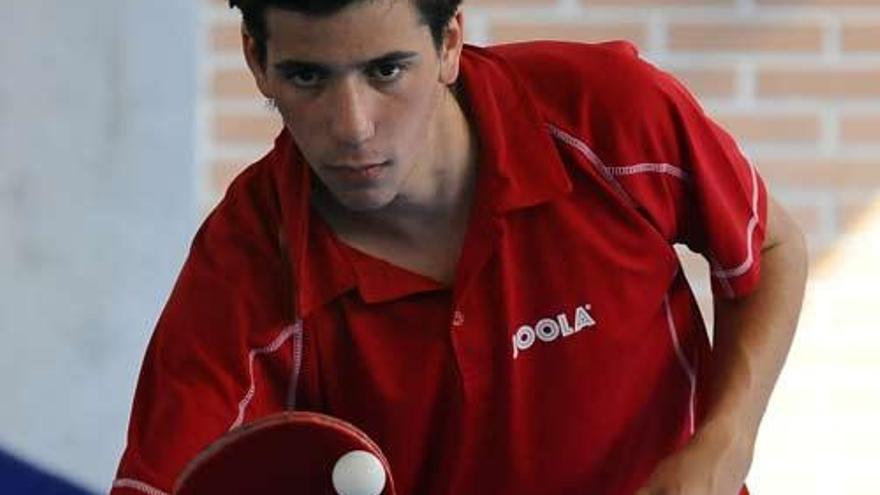 Alfredo Gisbert, campeón del Ciudad de Alzira de tenis de mesa