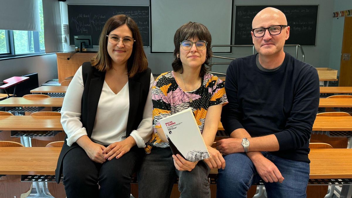 Lorena Cano, Dafne Calvo y Germán Llorca, tres profesores de la Universitat de València que acaban de publicar un libro sobre los bulos y la dana.
