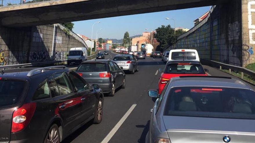 Atasco en la AP-9 esta tarde. // FdV