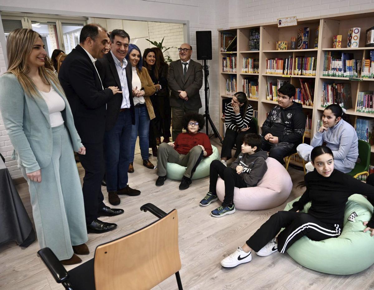 La presentación del proyecto  que busca terminar con e absentismo escolar en Poio | RAFA VÁZQUEZ