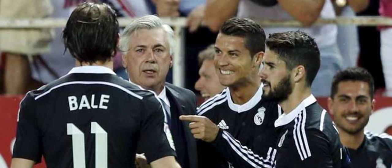 Ancelotti celebra con Bale, Cristiano e Isco el 1-3 del Madrid en Sevilla.
