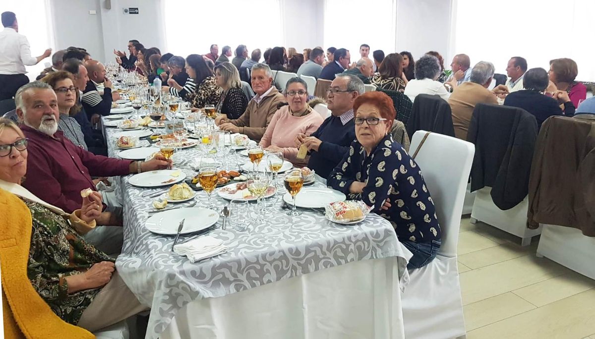 Comida de hermandad en la que se celebró el 25 aniversario de la peña