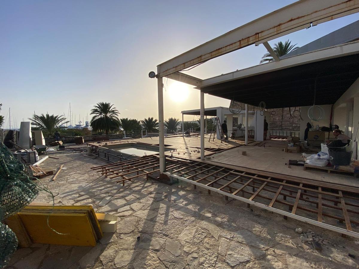 La nueva tarima del futuro restaurante encaja una pequeña piscina o espejo de agua