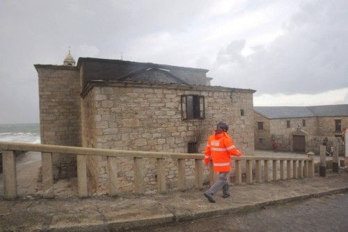 Un rayo calcina el santuario de Muxía