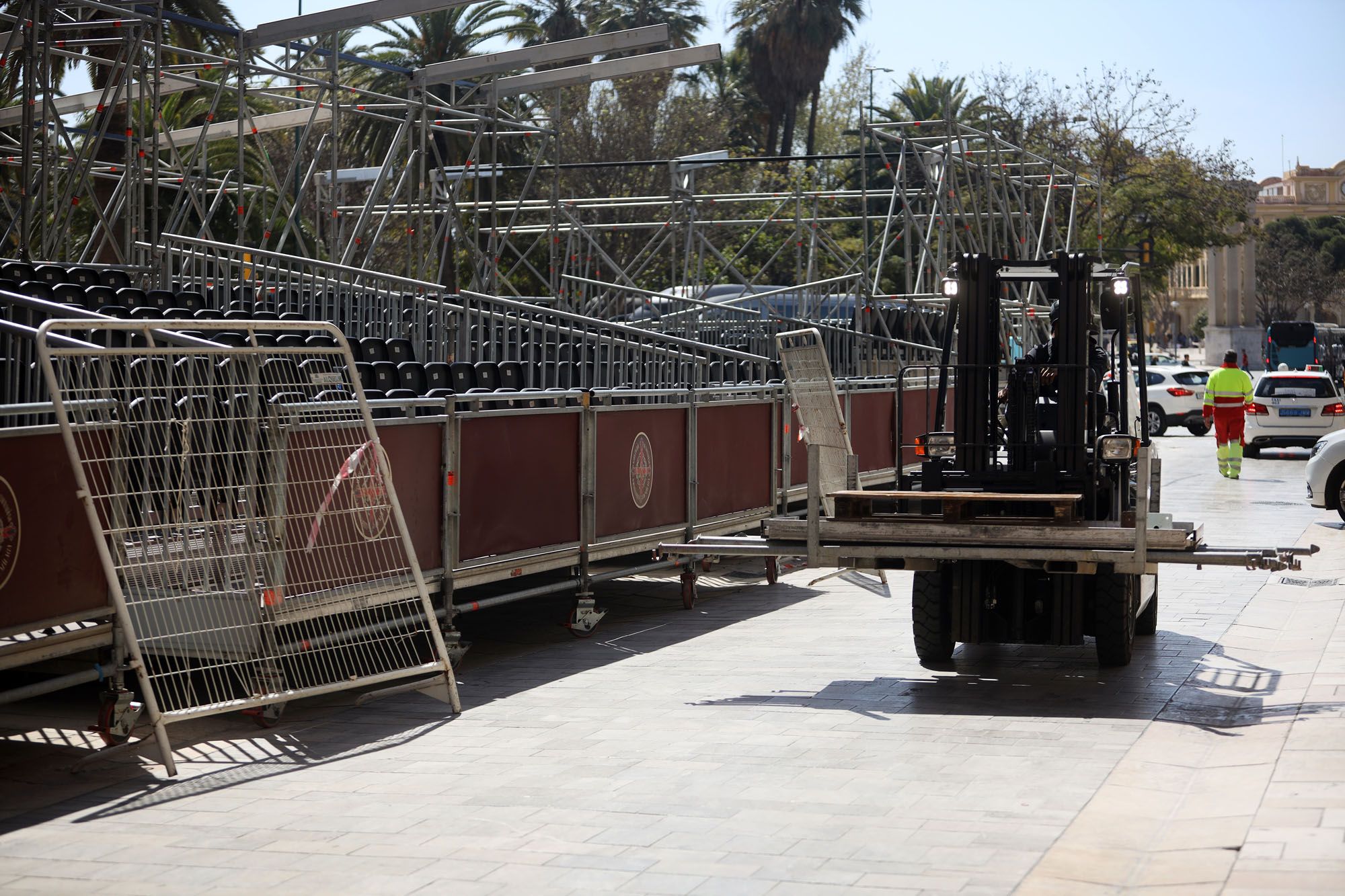 Semana Santa 2023 | Preparativos y montaje de la tribuna en el Centro de Málaga