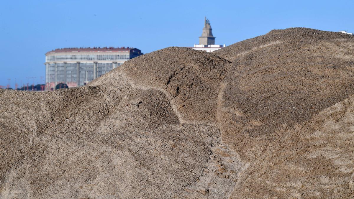 Duna levantada en la playa coruñesa de Riazor para contener el impacto de los temporales marítimos.