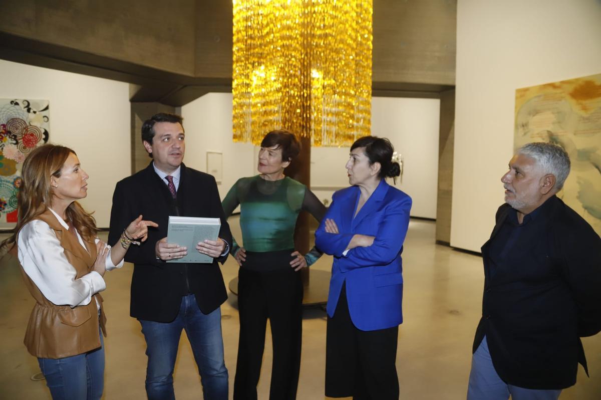La delegada de Cultura del Ayuntamiento, Marian Aguilar; el alcalde de Córdoba, José María Bellido; la directora artística de TBA21, Daniela Zyman; la codirectora de la Fundación TBA21, Rosa Ferré y el director del C3A y del CAAC, José Antonio Álvarez Reyes