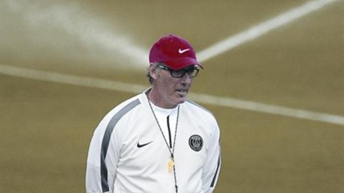 Pensativo 8 Laurent Blanc, en el entrenamiento de ayer del Paris Saint Germain antes del duelo ante el Barça.