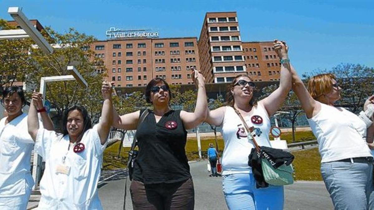 Una cadena humana protesta contra los recortes en el Vall d'Hebron, hace dos semanas.