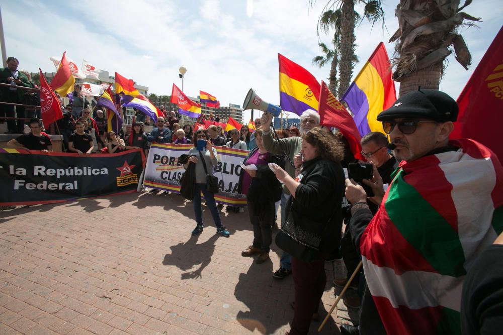 Más de 300 personas reivindican la República en Alicante