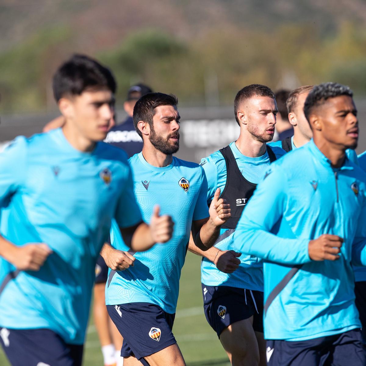 Salva Ruiz, en el centro de la imagen junto a Flakus, en un entrenamiento.