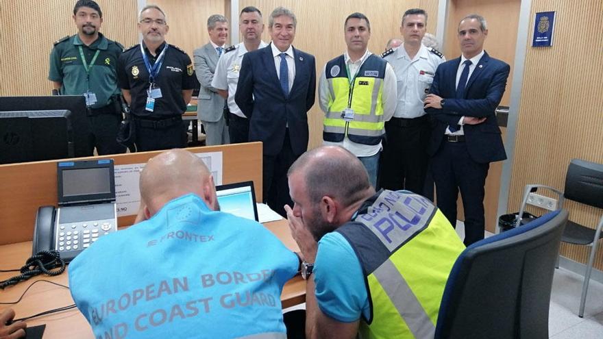 Lucrecio Fernández, en el centro de la imagen, este martes en Algeciras.