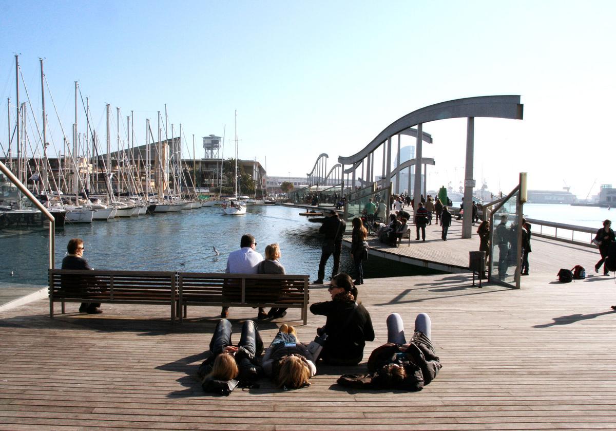 Gente tomando el sol en el Port Vell de Barcelona, en una imagen de archivo de enero.