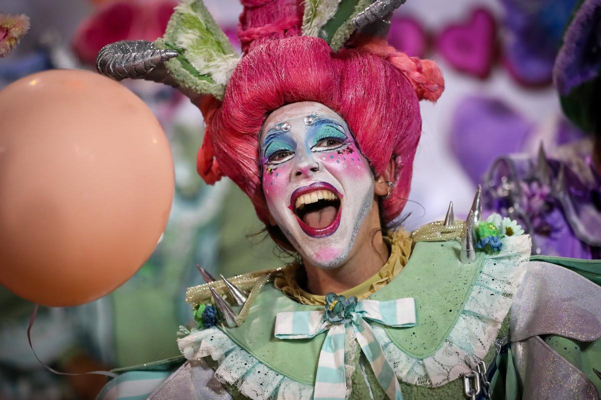Una persona disfrazada durante la festividad del Carnaval.