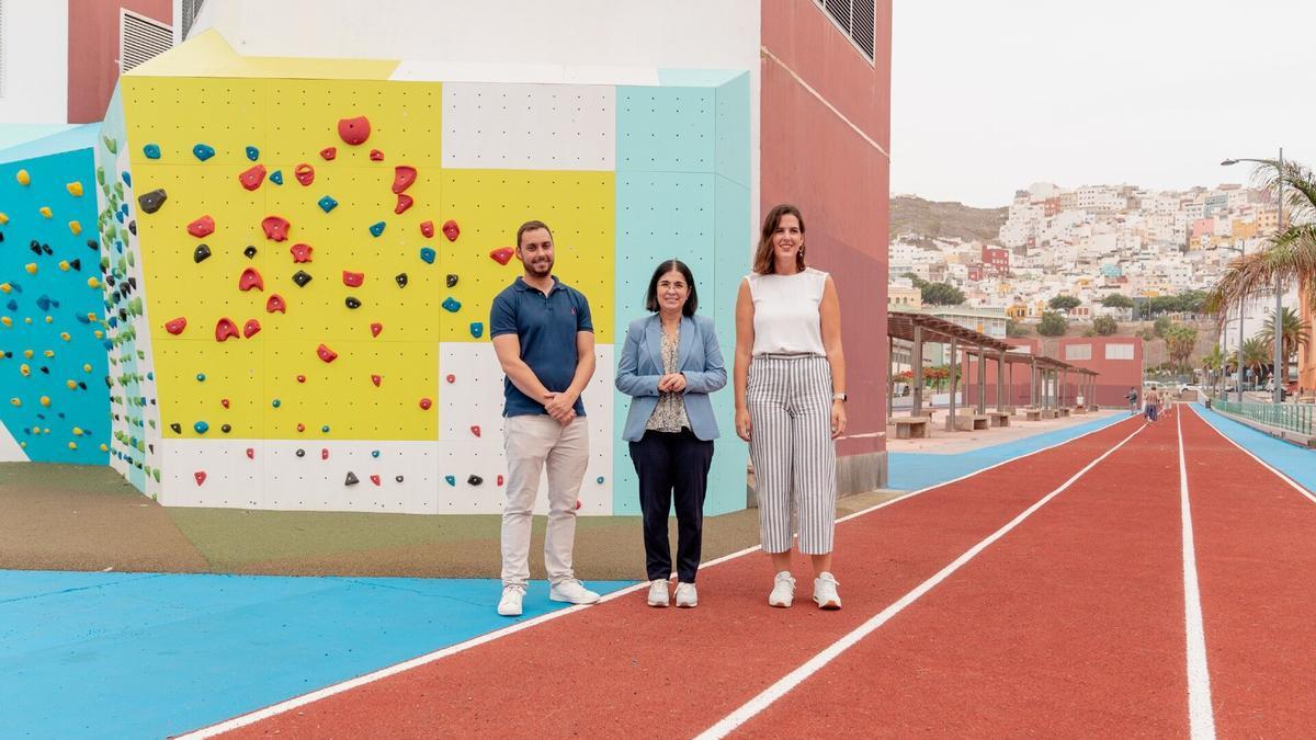 La alcaldesa, Carolina Darias, y la concejala de Deportes, Carla Campoamor, junto a uno de los rocódromos de la ciudad.