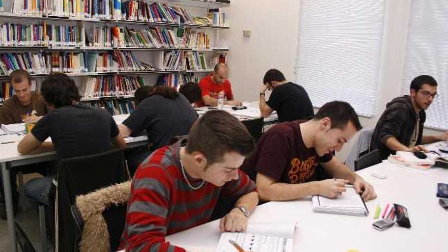 Estudiantes en la biblioteca del campus Viriato