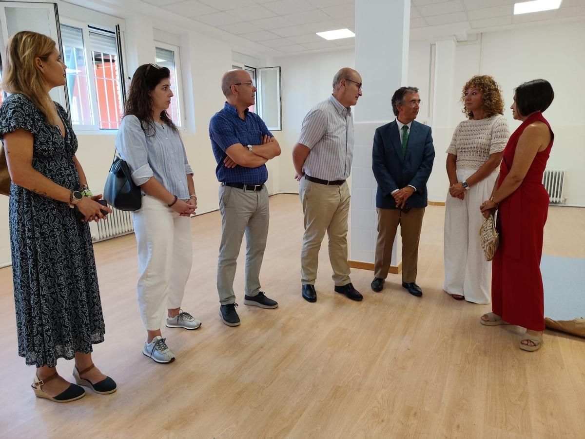 Visita del director general de Infraestructuras de la Junta (tercero por la derecha) a las obras del nuevo comedor en colegio Fernando II.