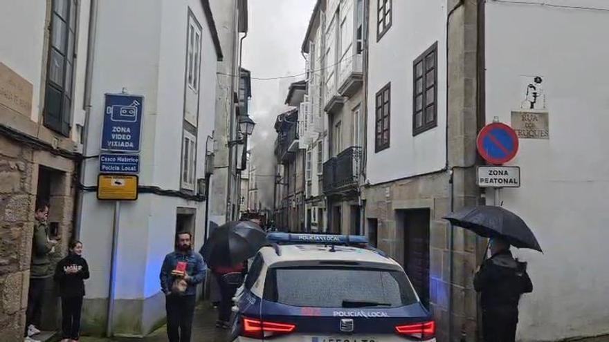 Incendio en un bajo ‘okupado’ de la rúa Algalia de Abaixo: la columna de humo, visible en todo Santiago