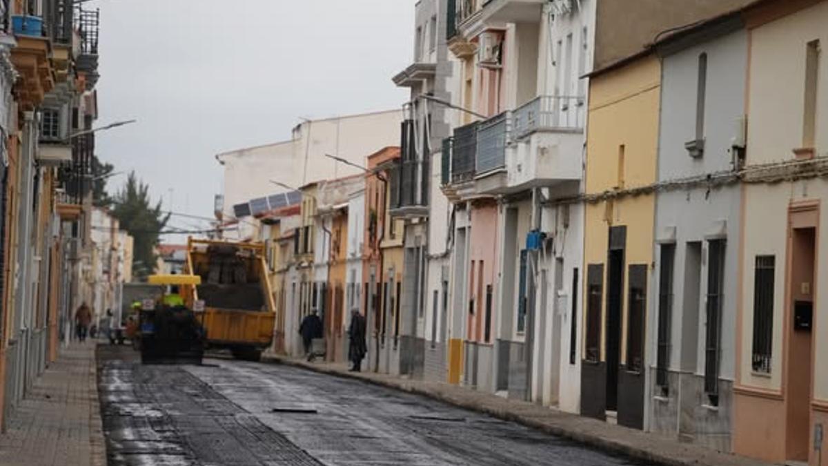 Obras de asfaltado en Villanueva de la Serena.