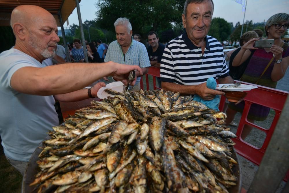 Cientos de personas de toda la comarca acudieron al recinto de A Reiboa para celebran San Xoán entre sardinas, atracciones y fuego.