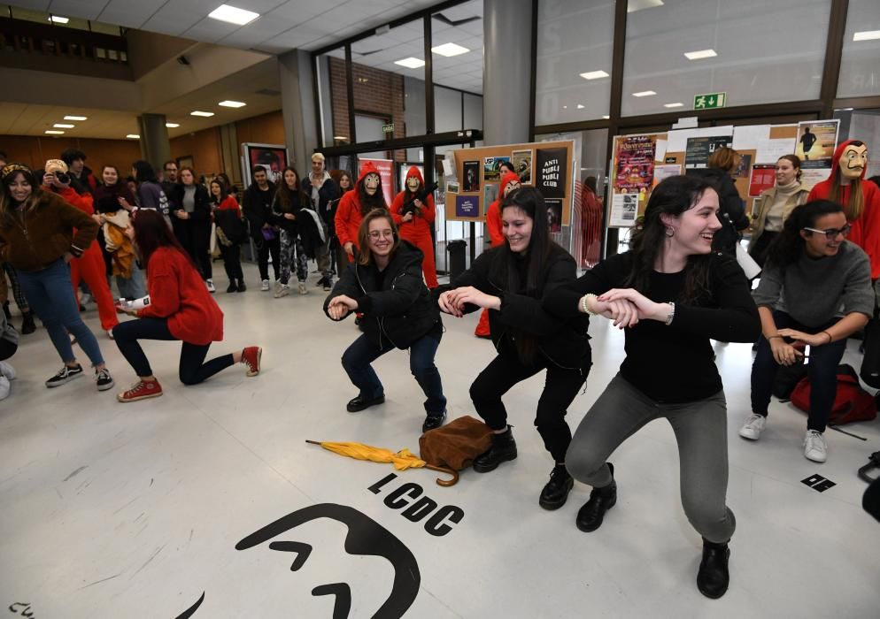 Sentada y performance feministas en el campus de Pontevedra