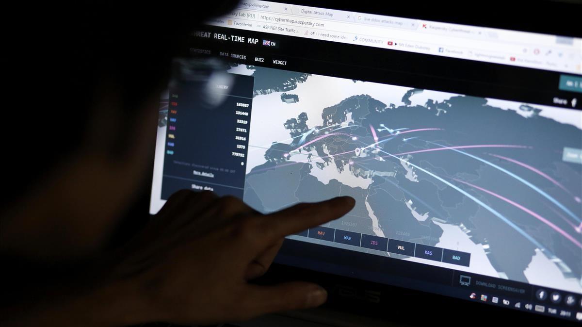 TQA02 ESTAMBUL (TURQUIA)  27 06 2017 - Un ingeniero revisa un mapa en directo con las posibles amenazas de ciberataque en su oficina en Estambul  Turquia  hoy  27 de junio de 2017  Segun los medios de comunicacion  companias de todo el mundo han sufrido un ciberataque a gran escala  hoy  27 de junio de 2017  EFE Erdem Sahin