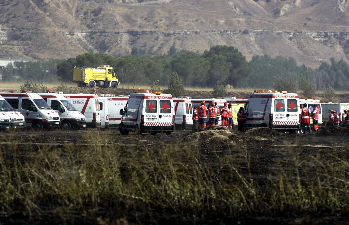 Colapso de las ambulancias tras el accidente de un avión de Spanair en el aeropuerto de Barajas. 