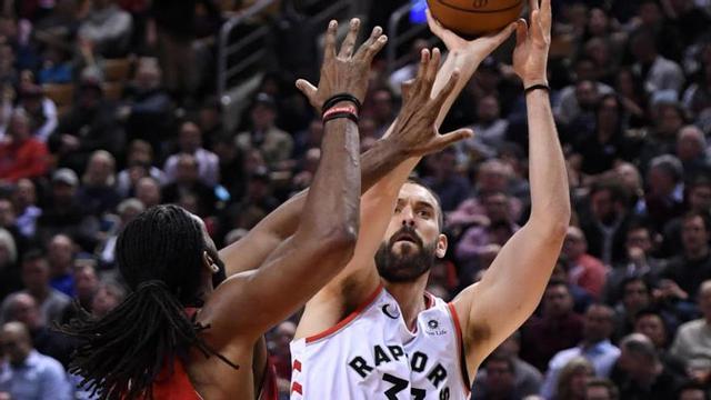 Marc Gasol, de los Raptors, en acción ante los Rockets.