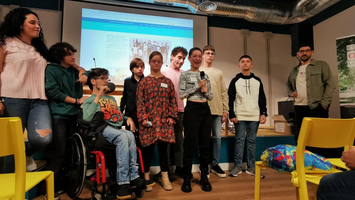 Grupo de estudiantes hablando de la guía de cómo hacer tu escuela inclusiva, de la que son protagonistas.