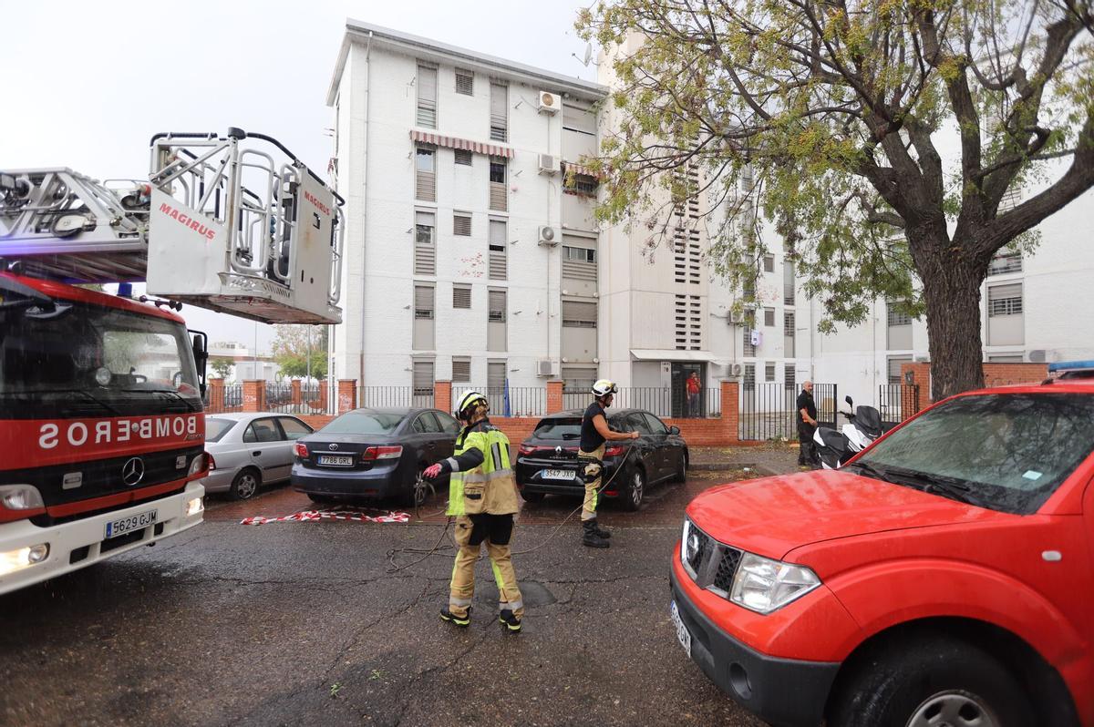 Bomberos en calle Motril