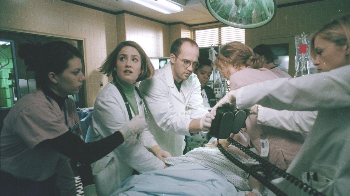 Sherry Stringfield y Anthony Edwards, en el centro de la mesa de operaciones.