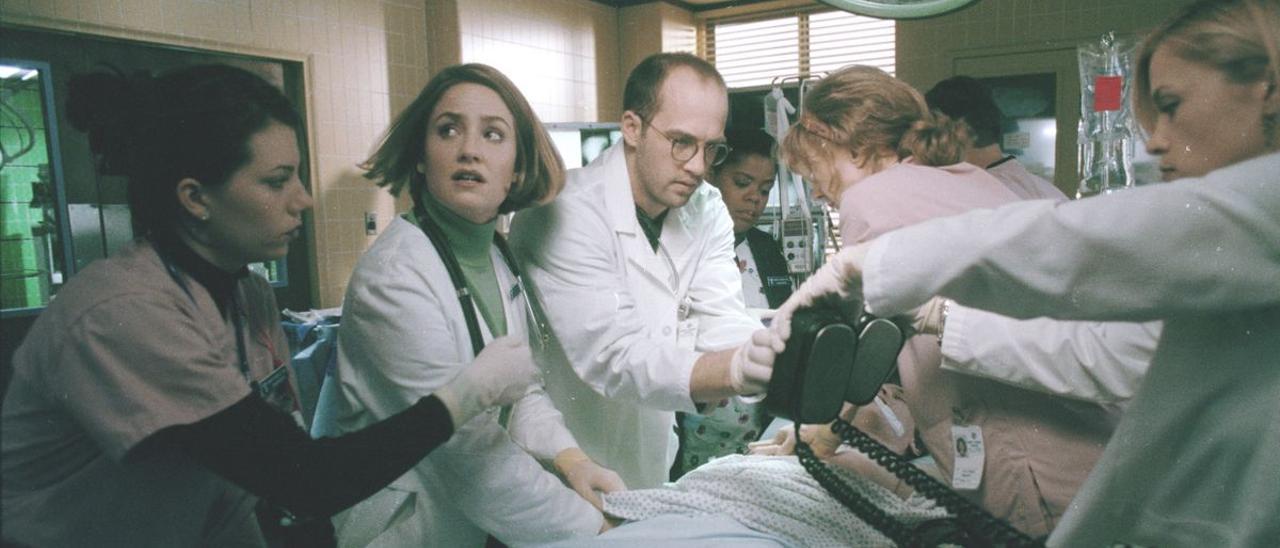 Sherry Stringfield y Anthony Edwards, en el centro de la mesa de operaciones.