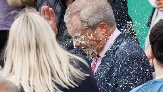 Detenida una mujer tras lanzar un batido a la cara al populista británico Nigel Farage