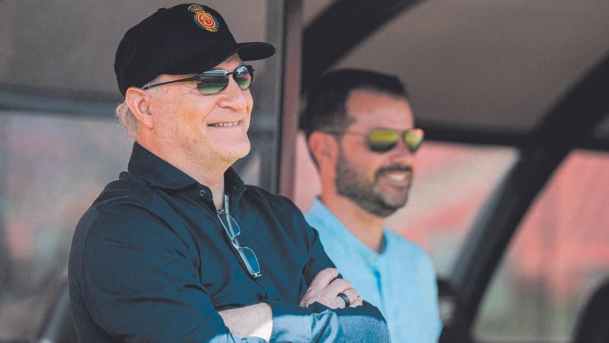 Andy Kohlberg y Pablo Ortells presencian un entrenamiento.